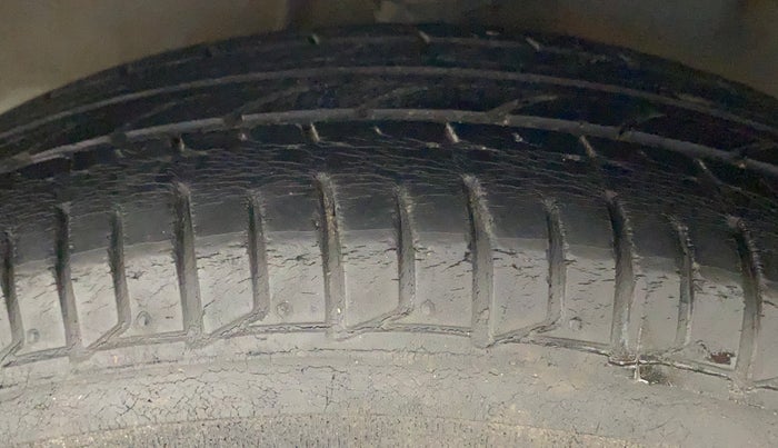 2013 Hyundai i10 SPORTZ 1.1, Petrol, Manual, 41,364 km, Left Front Tyre Tread