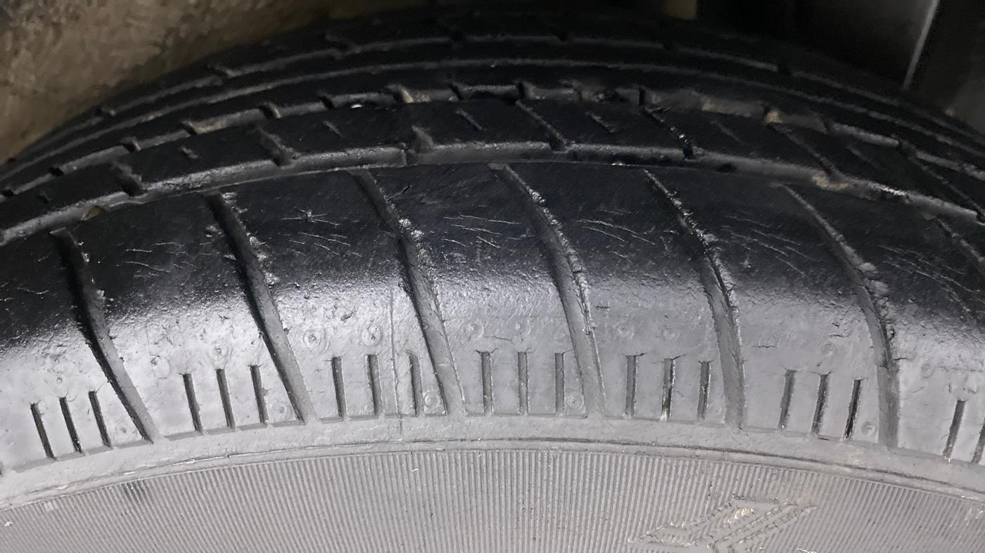 2014 Maruti Ritz ZXI, Petrol, Manual, 28,995 km, Left Rear Tyre Tread
