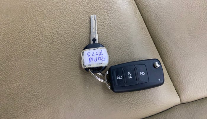 2014 Skoda Rapid ELEGANCE 1.6 MPI AT, CNG, Automatic, 43,105 km, Key Close Up