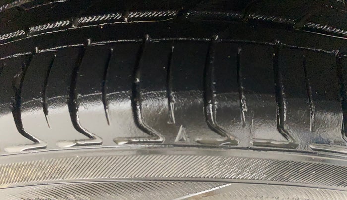 2014 Skoda Rapid ELEGANCE 1.6 MPI AT, CNG, Automatic, 43,105 km, Right Front Tyre Tread