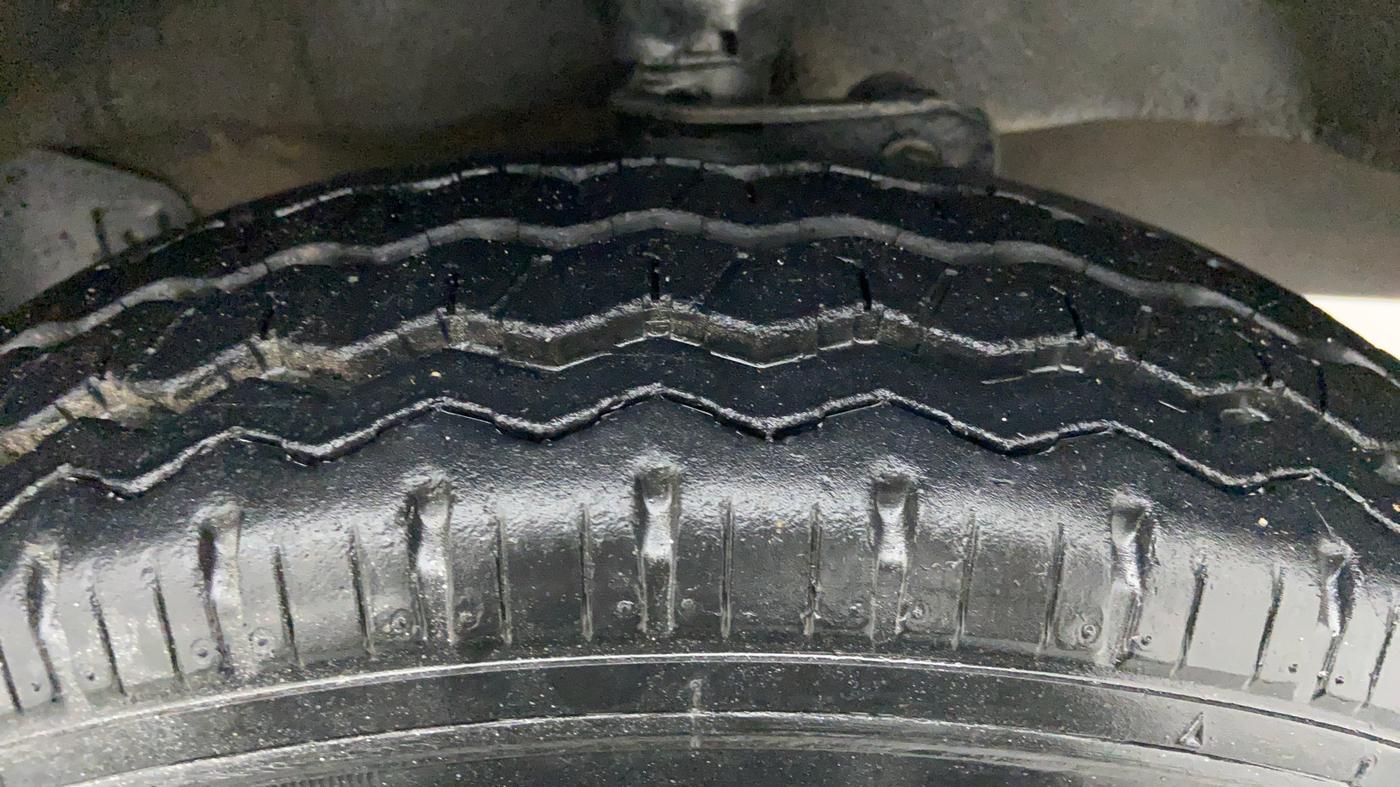 2017 Maruti Eeco 5 STR CNG WITH AC PLUSHTR, CNG, Manual, 14,166 km, Right Front Tyre Tread