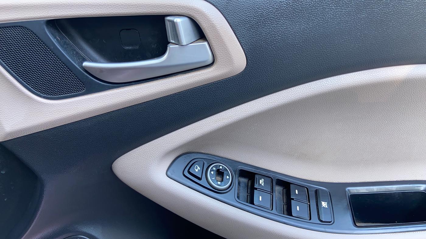 2019 Hyundai Elite i20 ASTA 1.2 (O), CNG, Manual, 1,17,259 km, Driver Side Door Panels Control