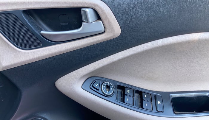 2019 Hyundai Elite i20 ASTA 1.2 (O), CNG, Manual, 1,17,259 km, Driver Side Door Panels Control