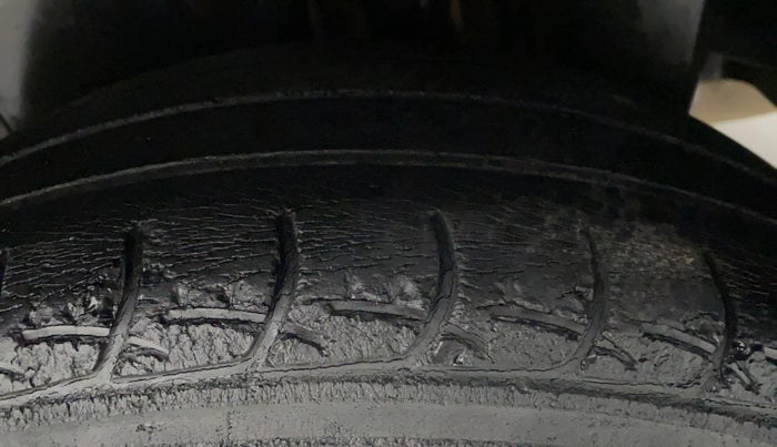 2016 Maruti Ciaz VXI, Petrol, Manual, 64,162 km, Left Rear Tyre Tread