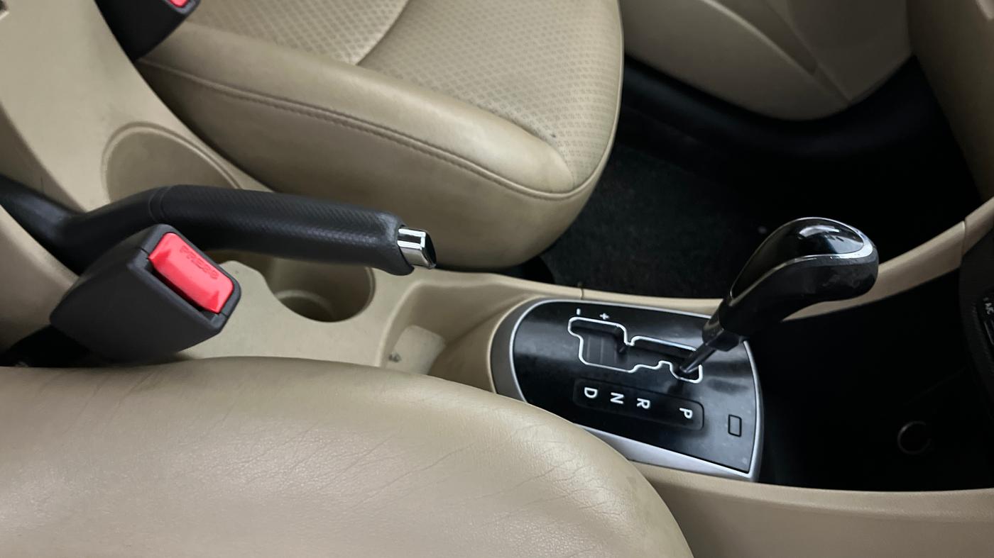 2013 Hyundai Verna FLUIDIC 1.6 VTVT SX OPT AT, Petrol, Automatic, 1,02,812 km, Gear Lever