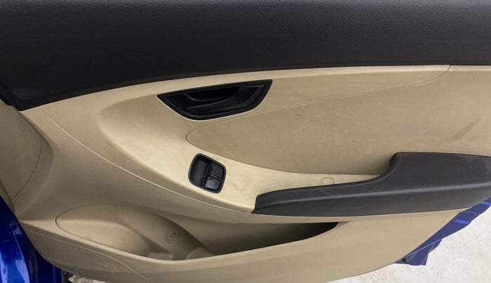 2015 Hyundai Eon MAGNA +, Petrol, Manual, 32,784 km, Driver Side Door Panels Control