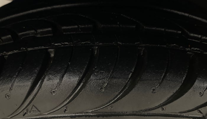 2015 Hyundai Eon MAGNA +, Petrol, Manual, 32,784 km, Left Front Tyre Tread