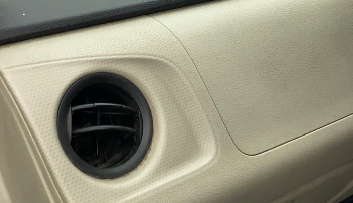 2019 Maruti New Wagon-R LXI CNG 1.0, CNG, Manual, 62,402 km, AC Unit - Front vent has minor damage