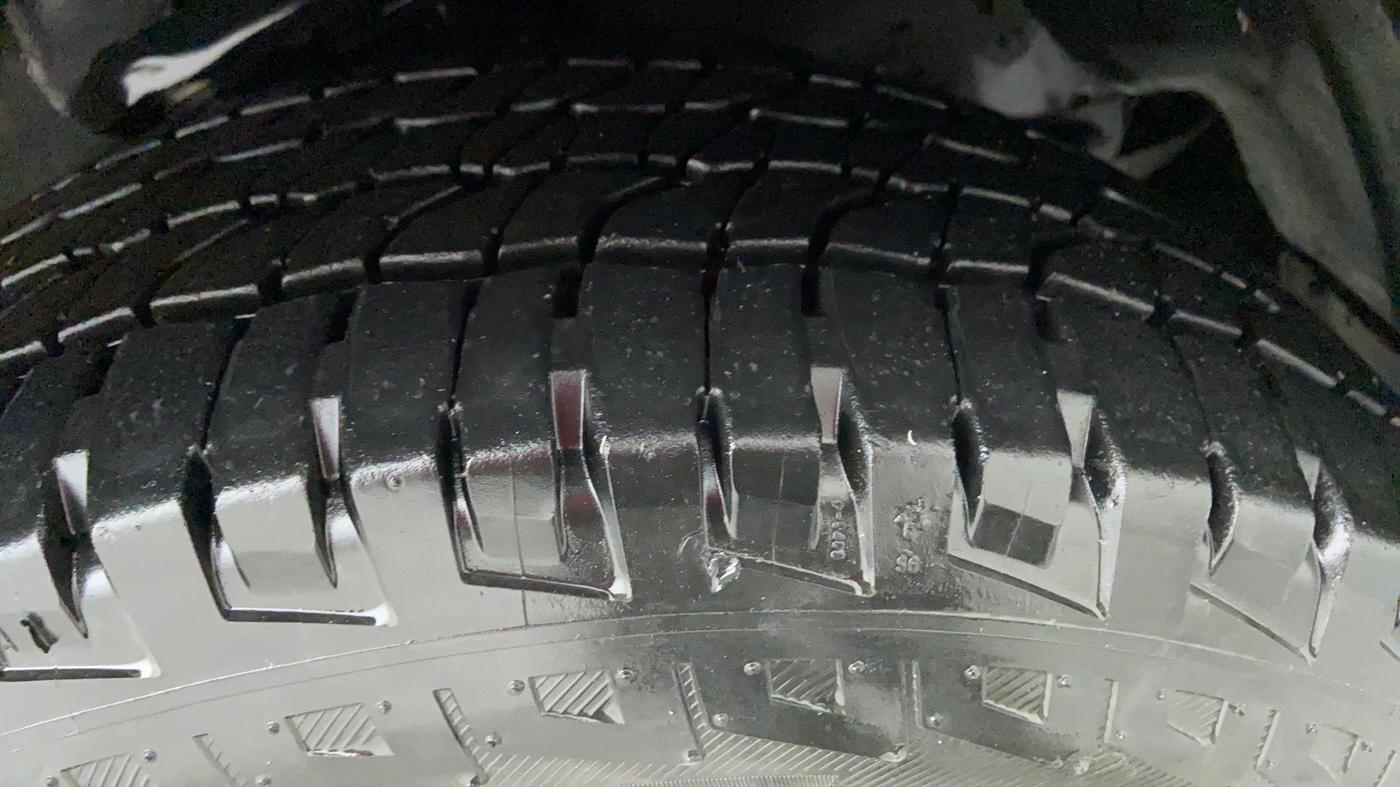 2013 Toyota Fortuner 3.0 AT 4X2, Diesel, Automatic, 1,09,266 km, Right Front Tyre Tread