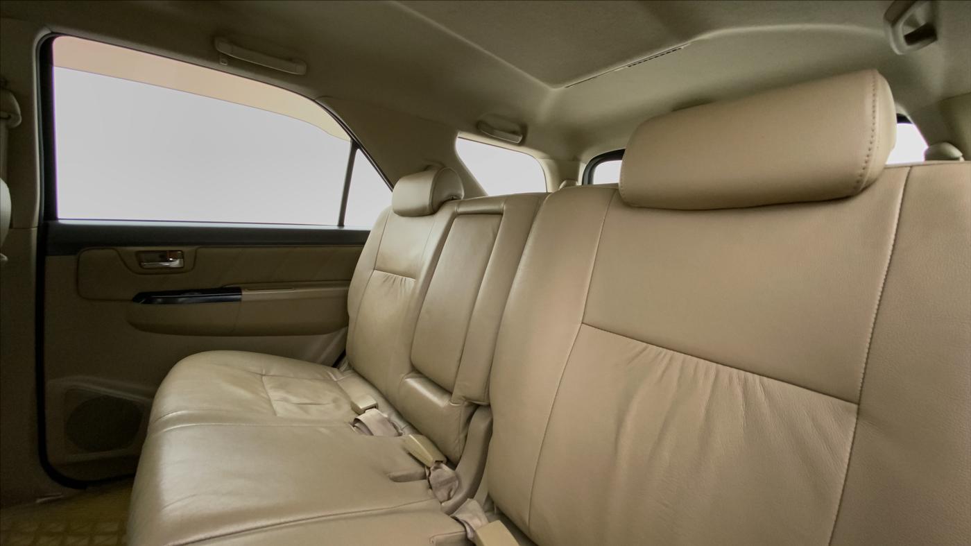 2013 Toyota Fortuner 3.0 AT 4X2, Diesel, Automatic, 1,09,266 km, Right Side Rear Door Cabin