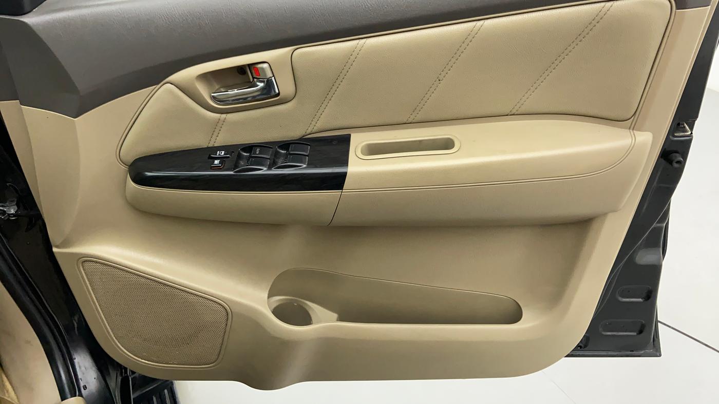 2013 Toyota Fortuner 3.0 AT 4X2, Diesel, Automatic, 1,09,266 km, Driver Side Door Panels Control