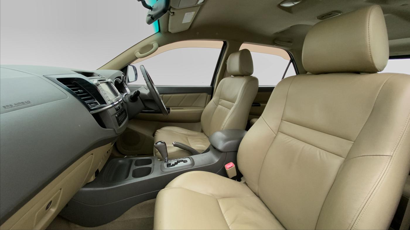 2013 Toyota Fortuner 3.0 AT 4X2, Diesel, Automatic, 1,09,266 km, Right Side Front Door Cabin