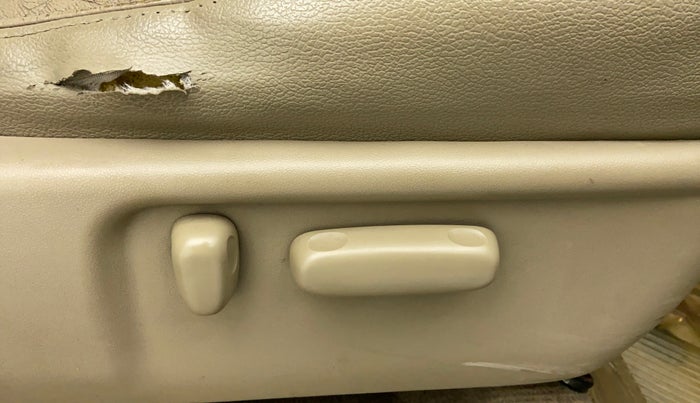 2013 Toyota Fortuner 3.0 AT 4X2, Diesel, Automatic, 1,09,266 km, Driver Side Adjustment Panel