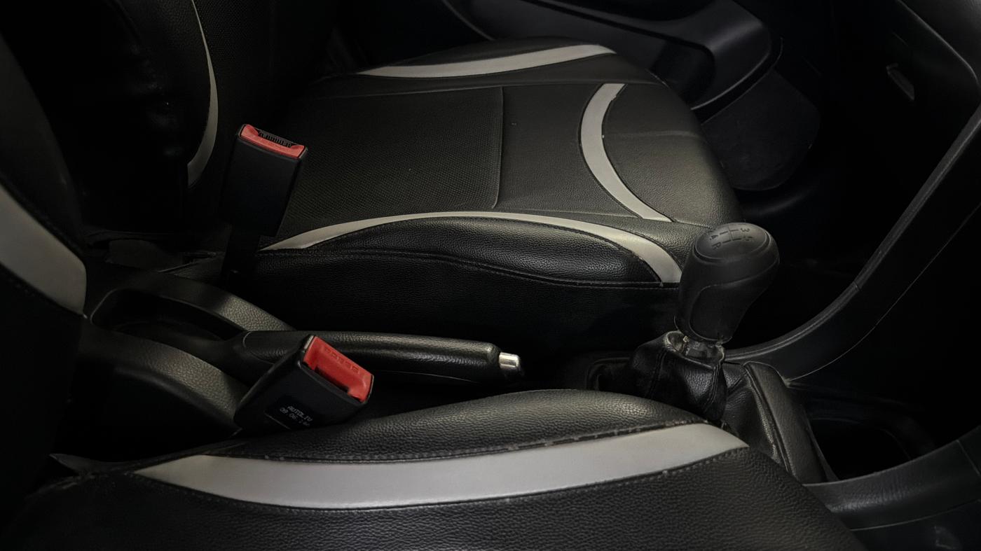 2014 Maruti Swift VXI, Petrol, Manual, 48,268 km, Gear Lever