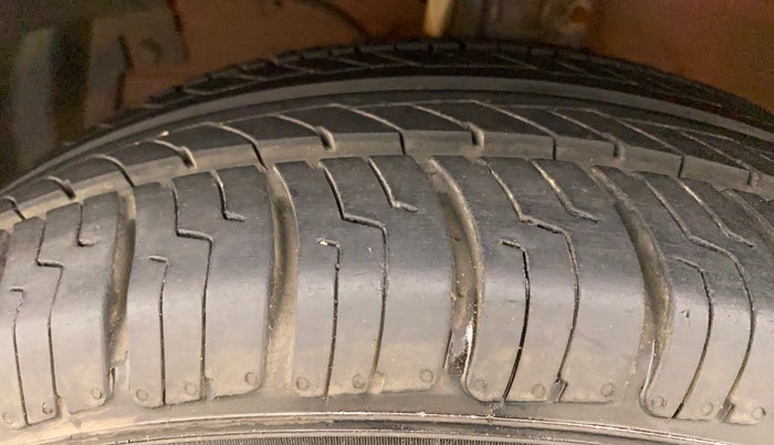 2015 Maruti Swift VDI ABS, Diesel, Manual, 88,706 km, Left Front Tyre Tread