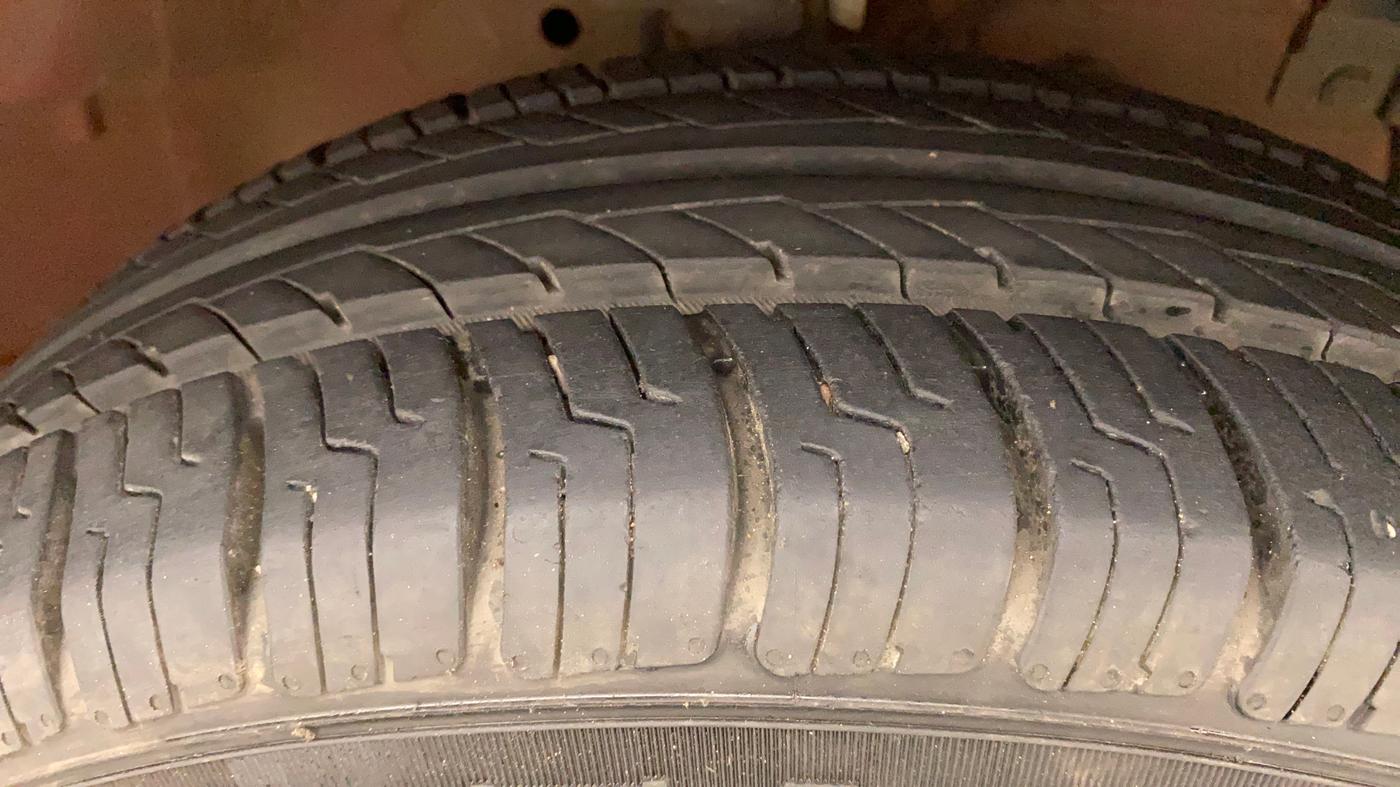 2015 Maruti Swift VDI ABS, Diesel, Manual, 88,706 km, Right Front Tyre Tread