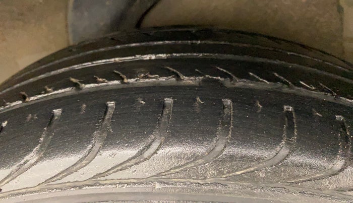 2013 Hyundai i20 MAGNA (O) 1.2, Petrol, Manual, 33,850 km, Left Rear Tyre Tread