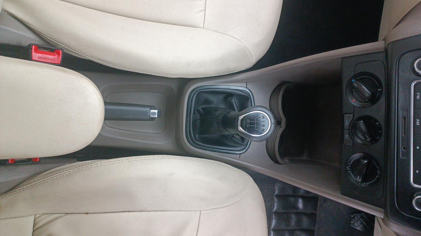 2013 Skoda Rapid AMBITION 1.6 MPI MT, Petrol, Manual, 34,801 km, Gear Lever