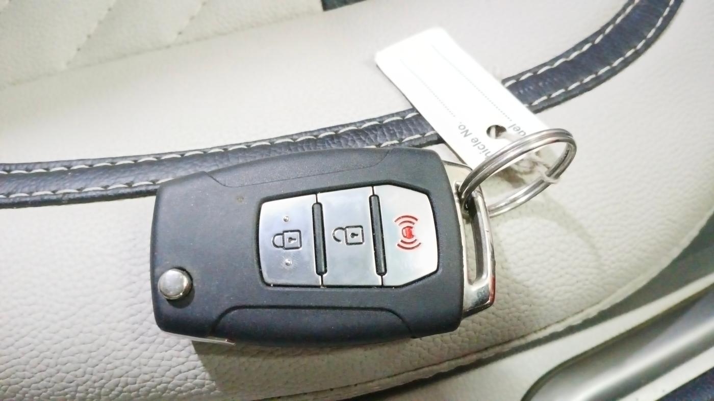 2020 Mahindra XUV300 W8 1.5 DIESEL, Diesel, Manual, 69,693 km, Key Close Up