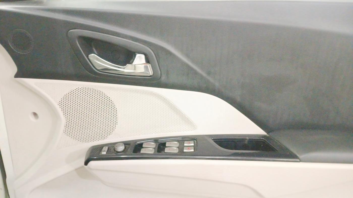 2020 Mahindra XUV300 W8 1.5 DIESEL, Diesel, Manual, 69,693 km, Driver Side Door Panels Control