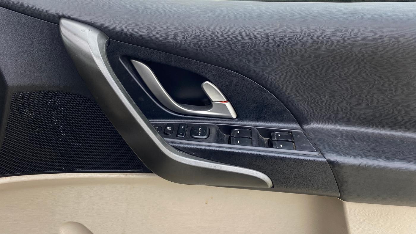2017 Mahindra XUV500 W10 AT, Diesel, Automatic, 56,401 km, Driver Side Door Panels Control