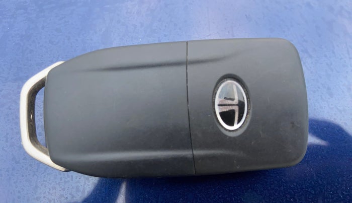 2024 Tata ALTROZ XM PLUS PETROL, Petrol, Manual, 8,236 km, Key Close Up