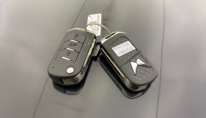 2023 Mahindra XUV300 W8 (O) 1.2 PETROL AMT, Petrol, Automatic, 23,516 km, Key Close Up