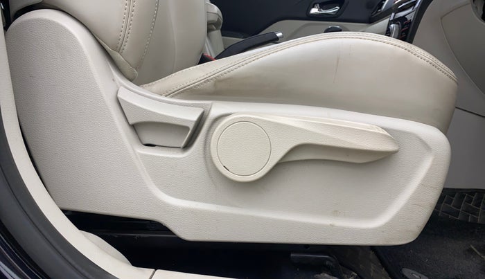 2023 Mahindra XUV300 W8 (O) 1.2 PETROL AMT, Petrol, Automatic, 23,516 km, Driver Side Adjustment Panel