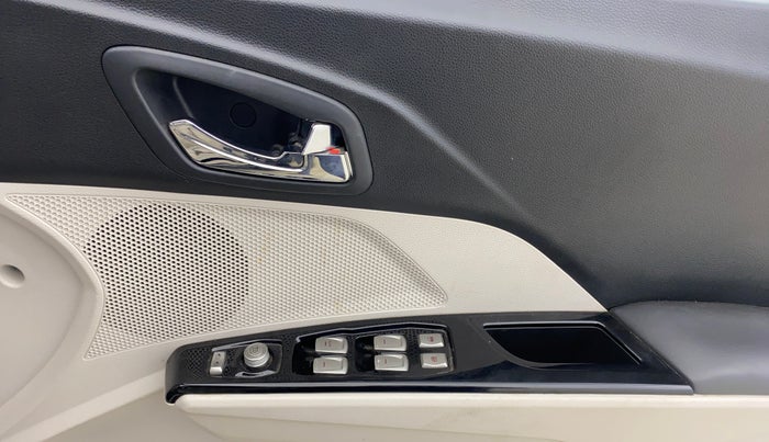 2023 Mahindra XUV300 W8 (O) 1.2 PETROL AMT, Petrol, Automatic, 23,516 km, Driver Side Door Panels Control