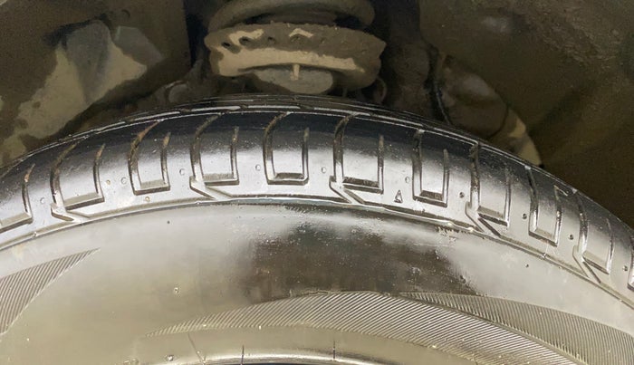 2023 Mahindra XUV300 W8 (O) 1.2 PETROL AMT, Petrol, Automatic, 23,516 km, Right Front Tyre Tread