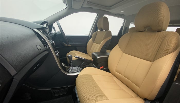 2019 Mahindra XUV500 W9 AT, Diesel, Automatic, 34,625 km, Right Side Front Door Cabin