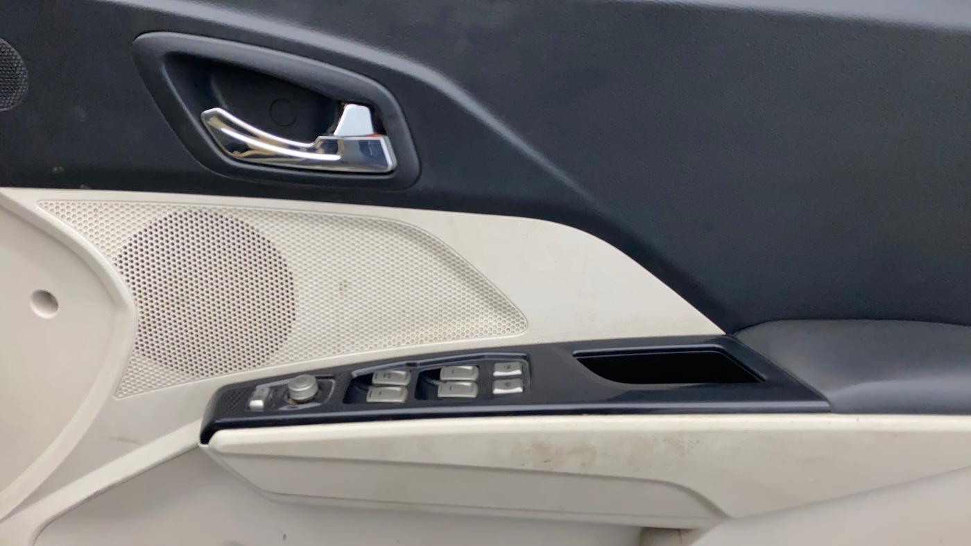 2019 Mahindra XUV300 W8 1.5 DIESEL, Diesel, Manual, 84,136 km, Driver Side Door Panels Control