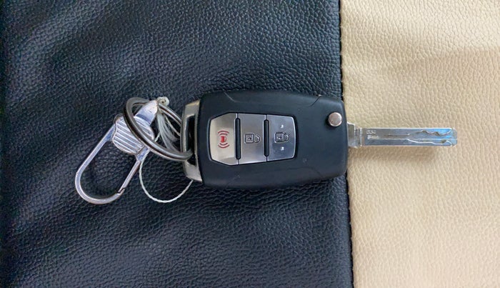 2019 Mahindra XUV300 W8 1.5 DIESEL, Diesel, Manual, 84,079 km, Key Close Up
