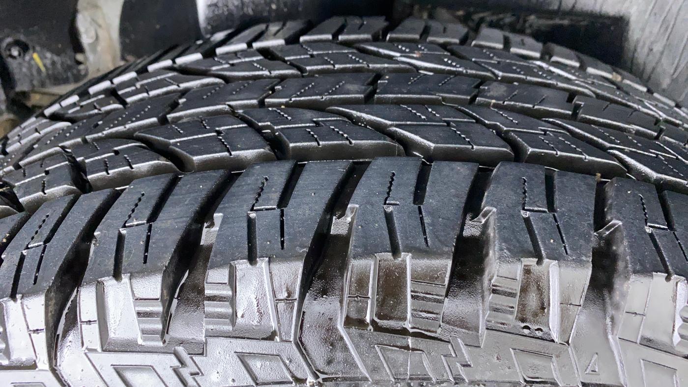2015 Mahindra XUV500 W4, Diesel, Manual, 65,008 km, Right Rear Tyre Tread