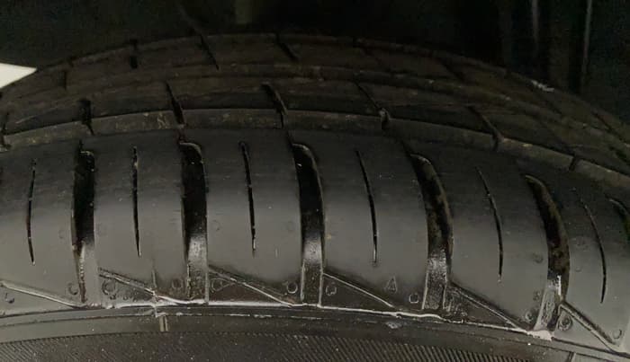 2022 Renault Kwid RXT 1.0 AMT (O), Petrol, Automatic, 2,063 km, Left Rear Tyre Tread