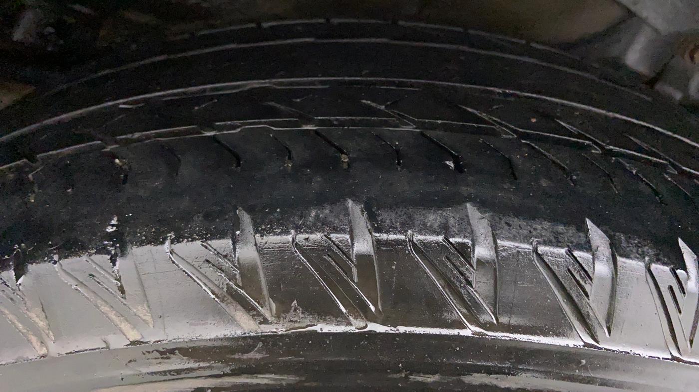 2019 Mahindra XUV500 W11 (O) AT, Diesel, Automatic, 37,939 km, Right Rear Tyre Tread