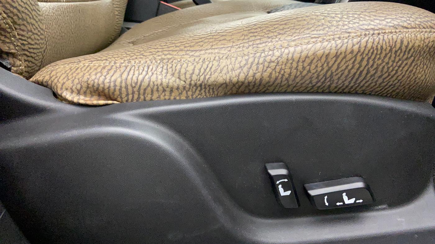 2019 Mahindra XUV500 W11 (O) AT, Diesel, Automatic, 37,939 km, Driver Side Adjustment Panel
