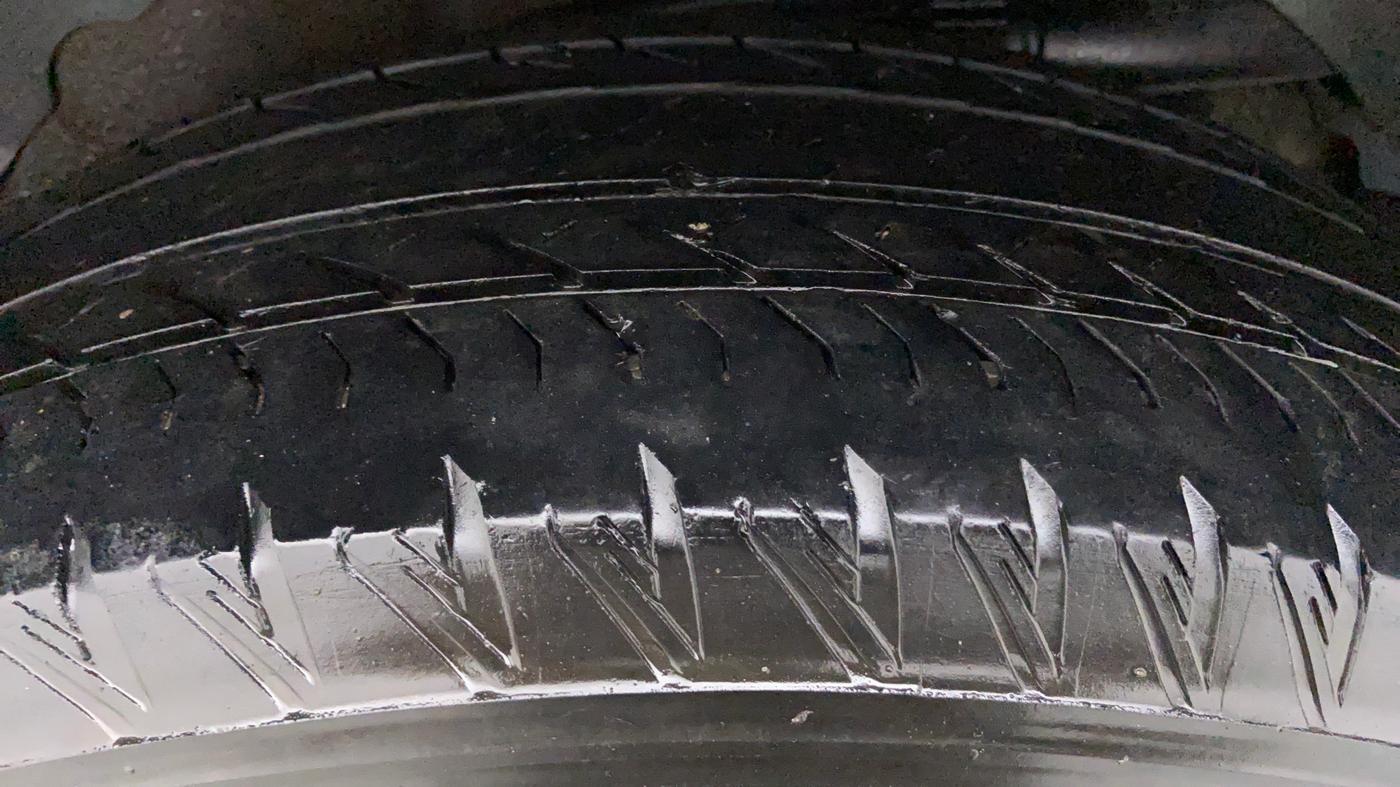2019 Mahindra XUV500 W11 (O) AT, Diesel, Automatic, 37,939 km, Right Front Tyre Tread