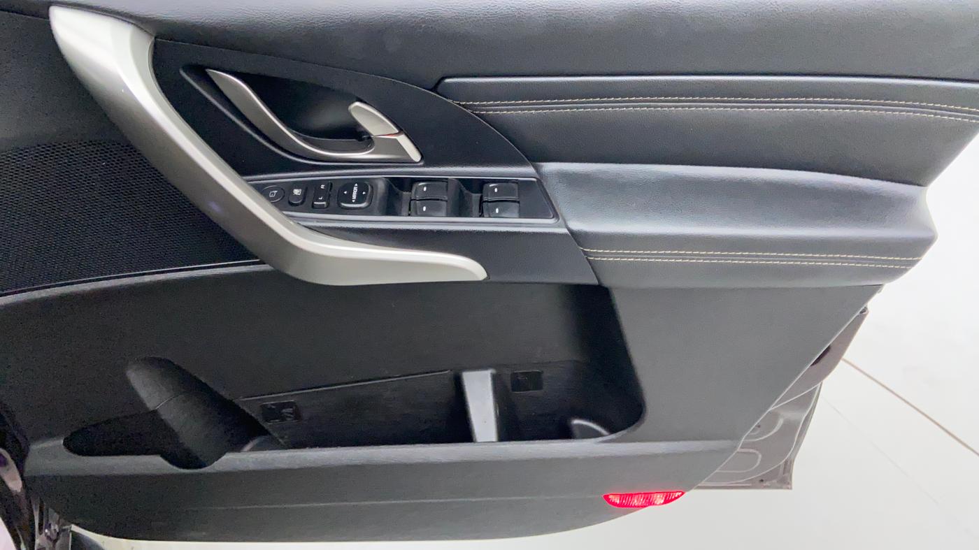 2019 Mahindra XUV500 W11 (O) AT, Diesel, Automatic, 37,939 km, Driver Side Door Panels Control