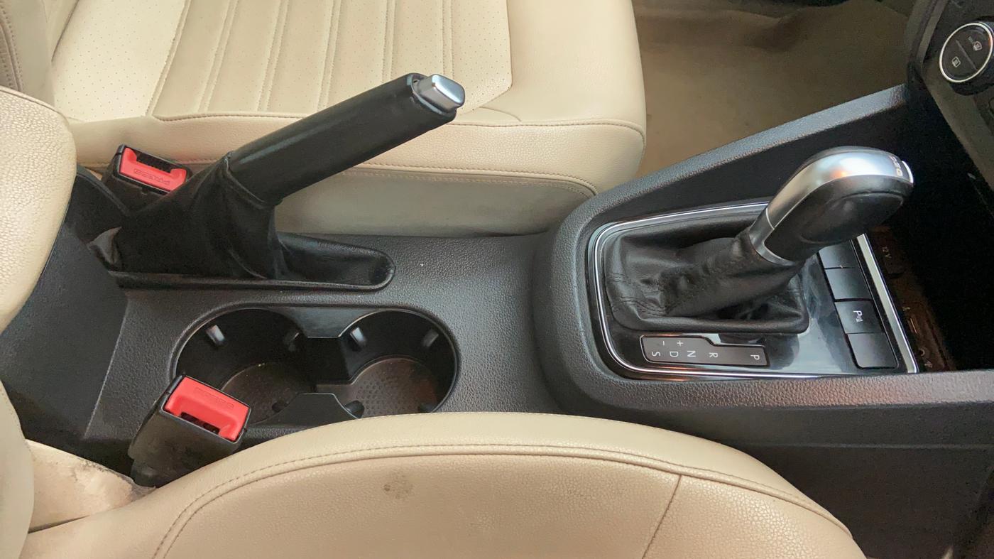 2015 Volkswagen Jetta HIGHLINE TDI AT, Diesel, Automatic, 99,881 km, Gear Lever