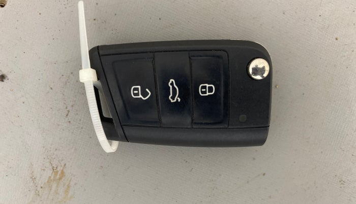 2022 Volkswagen TAIGUN TOPLINE 1.0 TSI MT, Petrol, Manual, 1,27,393 km, Key Close Up