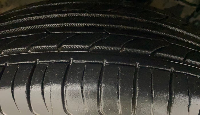 2014 Maruti Swift Dzire VXI AT, Petrol, Automatic, 97,002 km, Right Front Tyre Tread