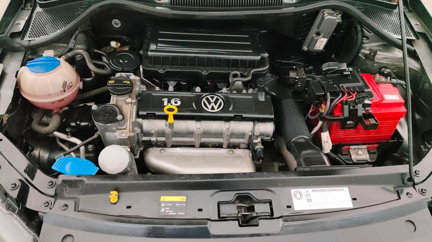 2014 Volkswagen Vento HIGHLINE 1.6 MPI, Petrol, Manual, 24,256 km, Engine View
