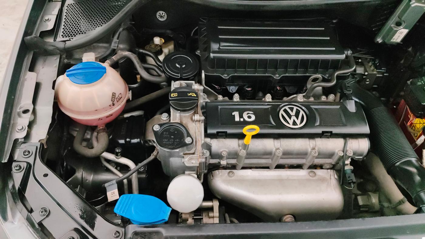 2014 Volkswagen Vento HIGHLINE 1.6 MPI, Petrol, Manual, 24,256 km, Engine View - Right