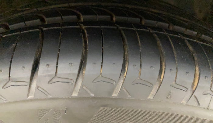 2022 Hyundai NEW I20 ASTA 1.2 MT, Petrol, Manual, 22,871 km, Right Front Tyre Tread