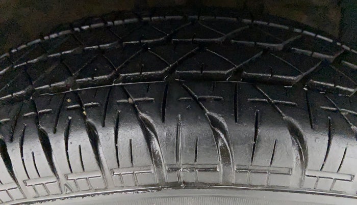 2014 Maruti Swift Dzire VXI, Petrol, Manual, 61,871 km, Right Front Tyre Tread