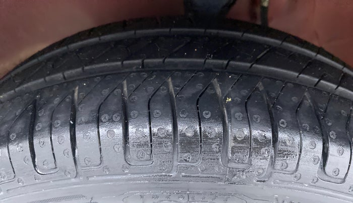 2014 Maruti Alto K10 VXI P, Petrol, Manual, 17,625 km, Left Front Tyre Tread
