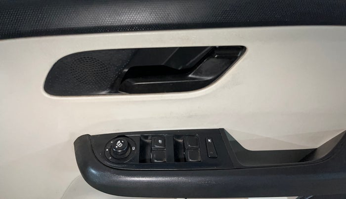 2022 Tata ALTROZ XM PLUS PETROL, Petrol, Manual, 58,299 km, Driver Side Door Panels Control