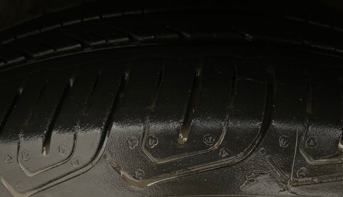 2013 Hyundai New Elantra 1.8 SX MT VTVT, Petrol, Manual, 79,054 km, Left Front Tyre Tread
