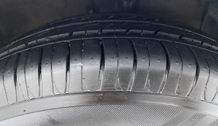 2017 Hyundai Grand i10 Magna 1.2 AT  VTVT, Petrol, Automatic, 40,661 km, Right Front Tyre Tread